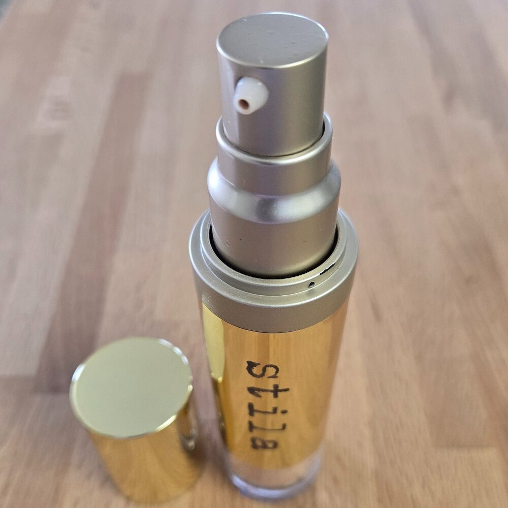 Stila Hide & Chic Foundation (Light 3) - Picture 3 of 4